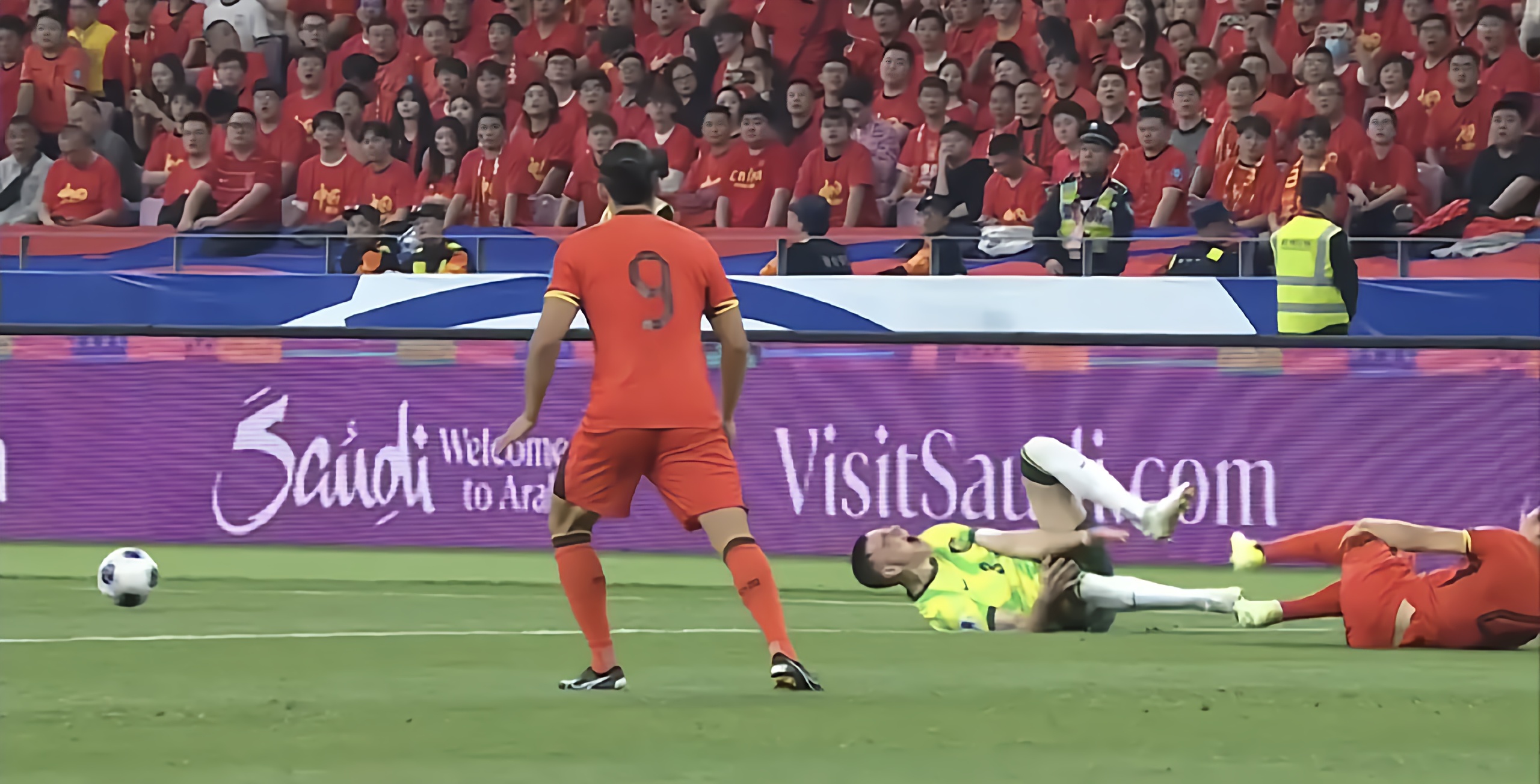 关于场面火爆！滚球预测观众席沸腾不已的信息