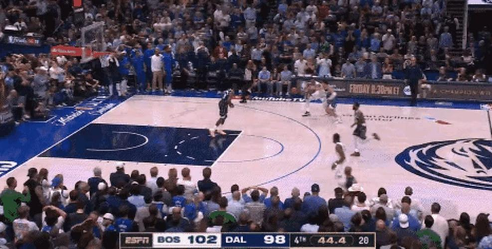 雄鹿翻盘火箭，霍勒迪关键制胜