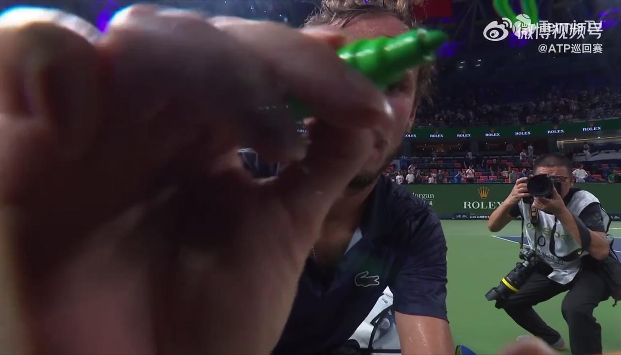 ATP总决赛碾压戴维斯杯,梅德韦杰夫点燃赛场 ATP总决赛碾压戴维斯杯,梅德韦杰夫点燃赛场